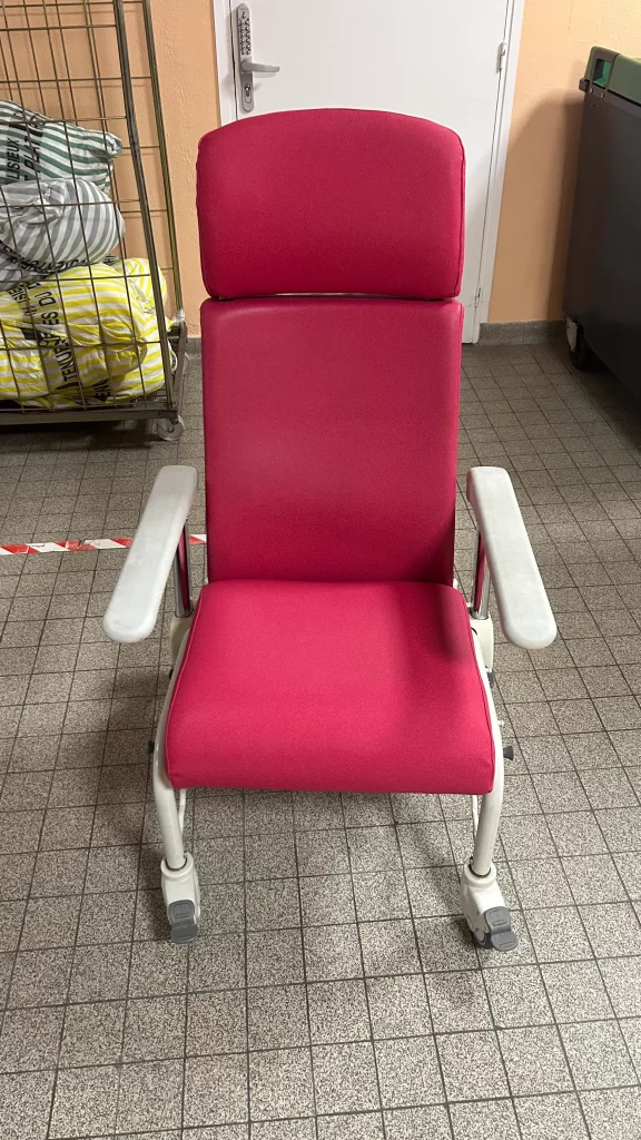Fauteuil médical retapissé en tissu technique — réalisation DCRI Le Havre