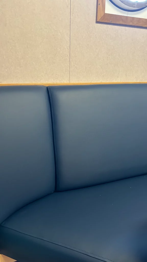 Banquette de bateau retapissée en simili cuir marine — réalisation DCRI Le Havre