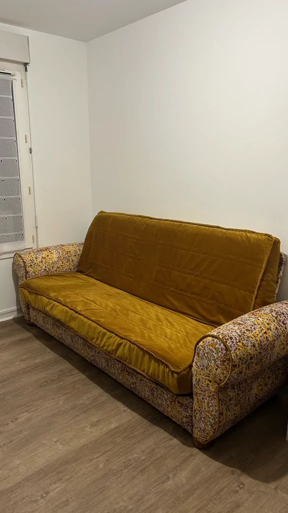 Canapé-lit retapissé velours moutarde et tissu fleuri — réalisation DCRI Le Havre