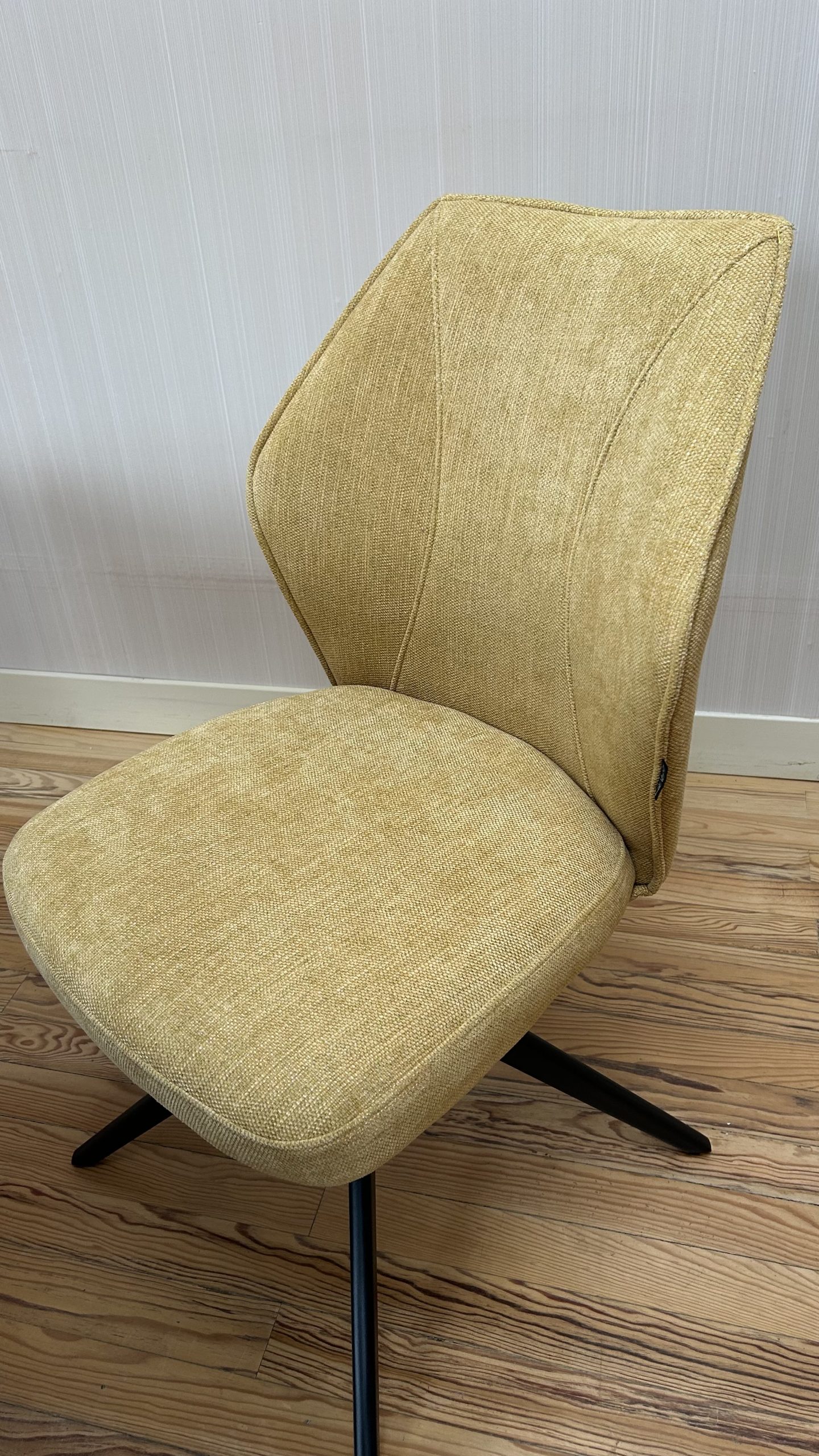 Chaise neuve proposée pour la décoration intérieure d'une salle à manger par l'atelier DCRI Le Havre