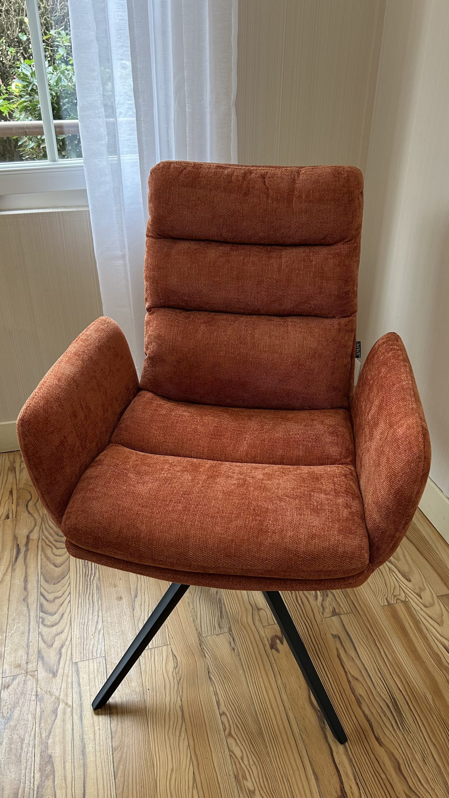 Fauteuil neuf proposé pour la décoration intérieure d'une salle à manger par l'atelier DCRi Le Havre