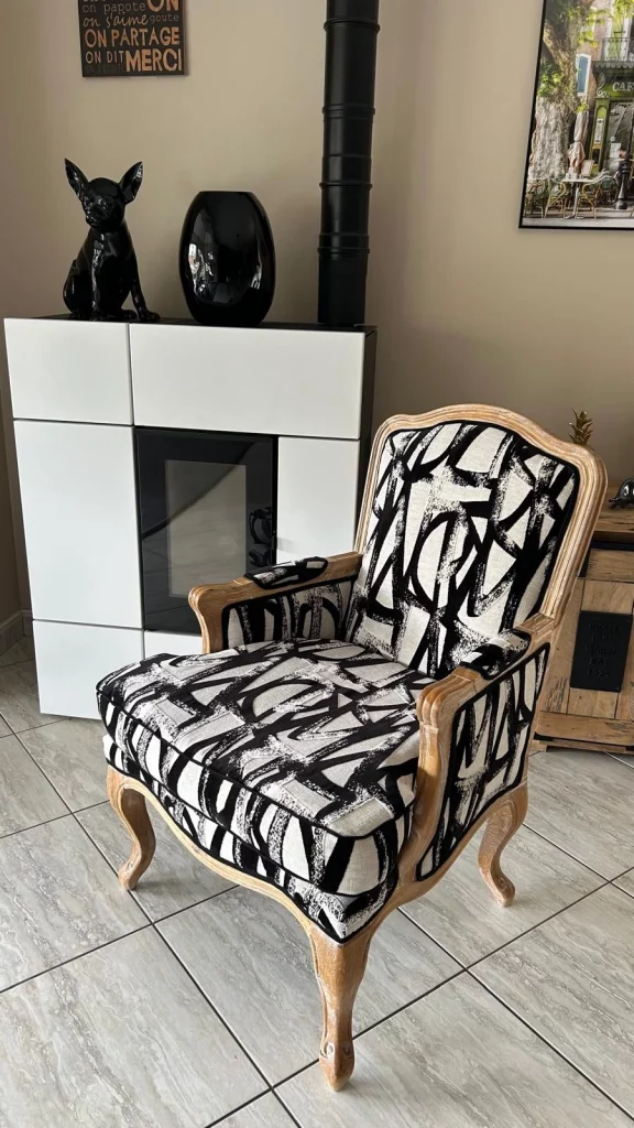 Fauteuil après réfection - tissu noir et blanc, structure bois naturelle, DCRI Le Havre
