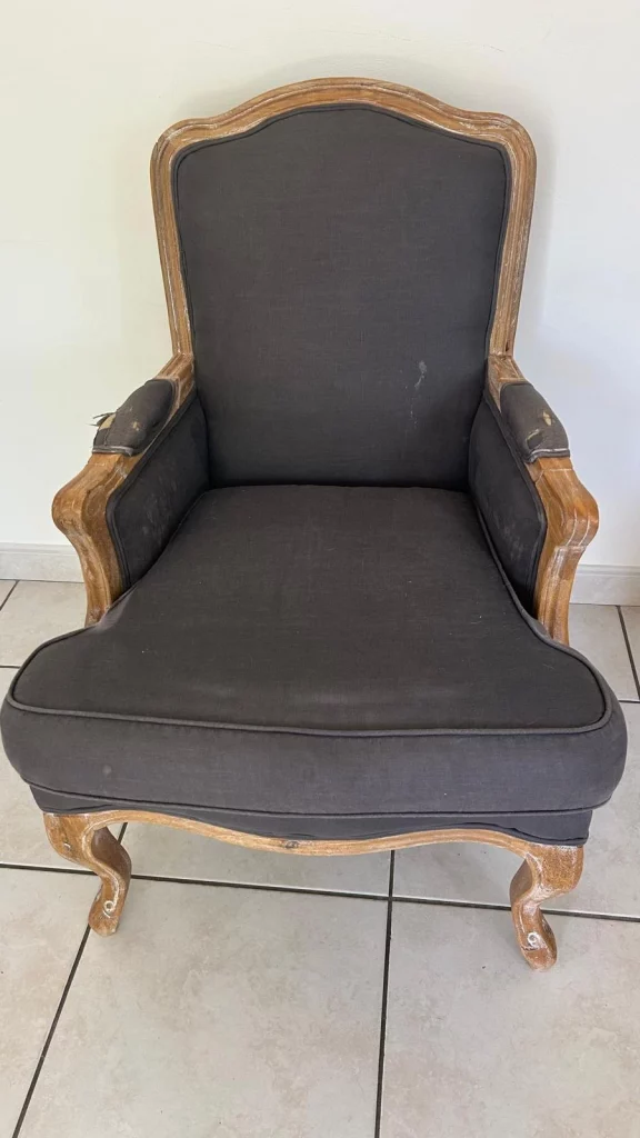 Fauteuil avant réfection - tissu tâché, structure bois naturelle, DCRI Le Havre