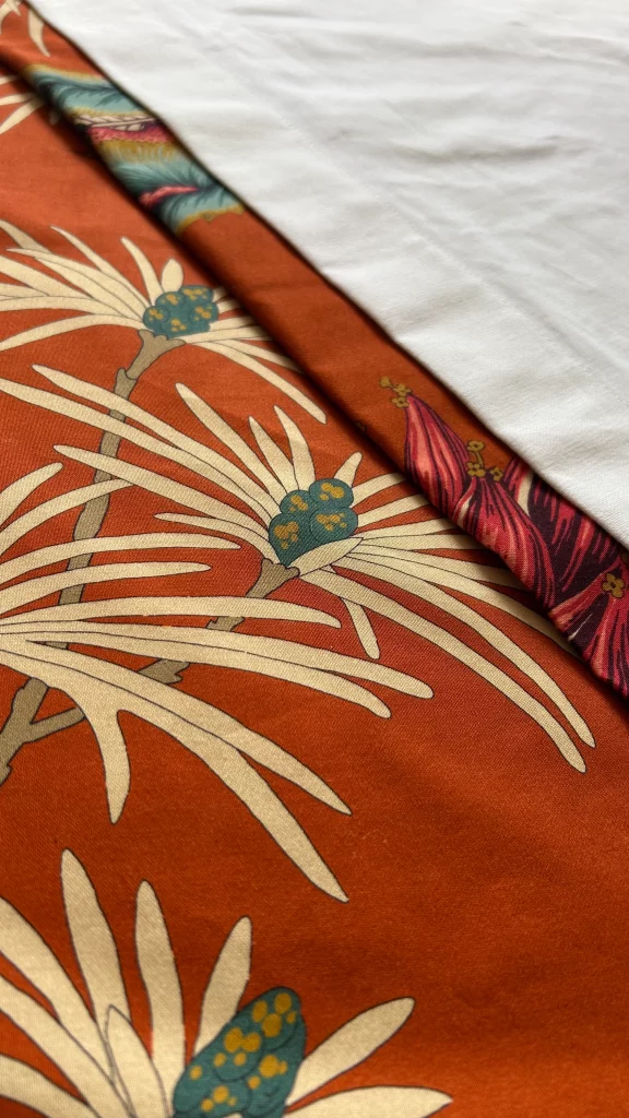 Couture sur mesure sur un rideau par Sylvie Picard