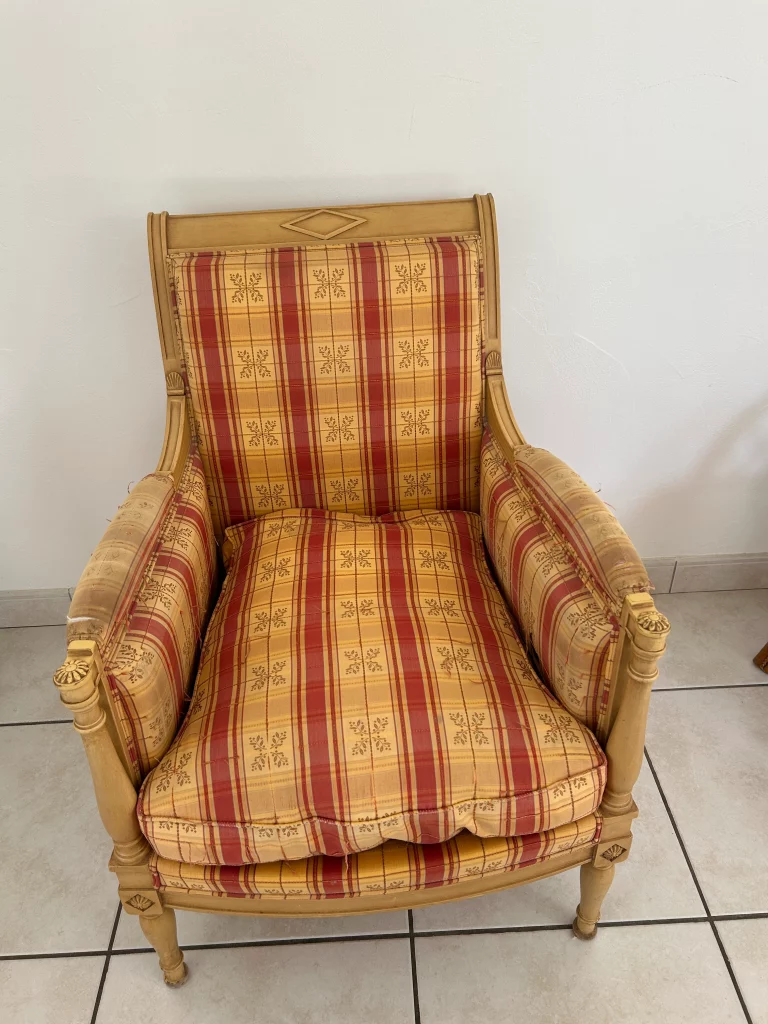Fauteuil avant réfection — tissu rayé élimé, structure bois naturelle, DCRI Le Havre
