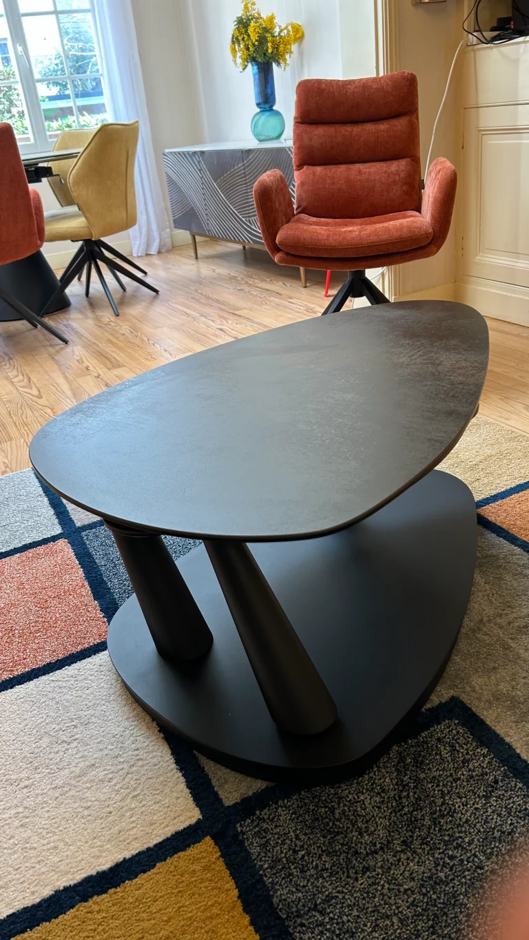 Table basse noir pour une décoration de salon par l'atelier DCRI